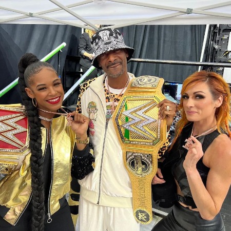 Becky Lynch and Bianca Belair with the American rapper Snoop Dogg. 